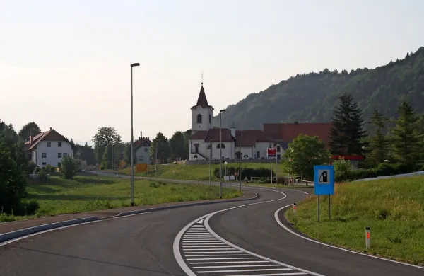 Družba Petrol in Občina Idrija sta odprli distribucijski sistem 
zemeljskega plina, ki bo s plinom oskrboval okoli 1200 odjemalcev 
na območju naselij Godovič (na fotografiji), Idrija in Spodnja 
Idrija.
