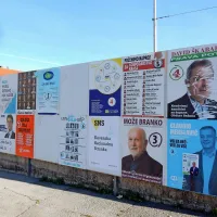 Vsi plakati na uradnih plakatnih mestih v Sežani so bili danes nedotaknjeni, Škabarjevi pa poškodovani.