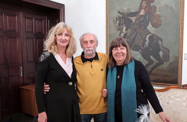 Josip Osti med slovenističnima  Vesnama: levo pobudnica nagrade Vesna Mikolič in desno Vesna Tomc Lamut, ki je nagrajencu 
v novem romanu pomagala  obrusiti priučeno slovenščino.  