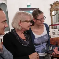 Nagrajencu Josipu Ostiju so med prvimi čestitali (z leve) prevajalec Andrej Pleterski, kulturnica Irena Urbič ter  literarna 
kritičarka in prevajalka Diana Pungeršič.  