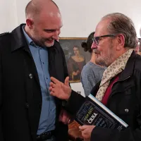 “Največja žalost je zamejska žalost,” v slavni pesmi pravi Marko 
Kravos (desno). A direktorja  Beletrine Mitjo Čandra  je nasmejal.  