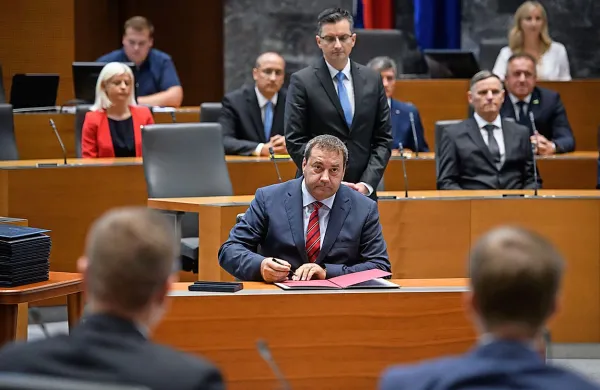 Državni zbor  se bo z odstopom ministra za področje razvoja, 
strateške projekte in kohezijo Marka Bandellija seznanil predvidoma v ponedeljek.