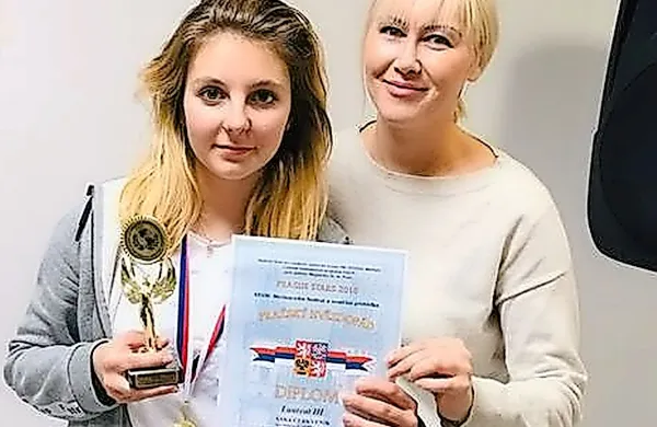 Sara Cerkvenik z mentorico Lili Simčič