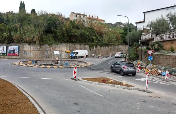 Krožišče že dobiva   ločilne otoke in fiksne robnike sredinskega 
otoka.  