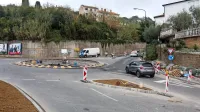 Krožišče že dobiva   ločilne otoke in fiksne robnike sredinskega 
otoka.  