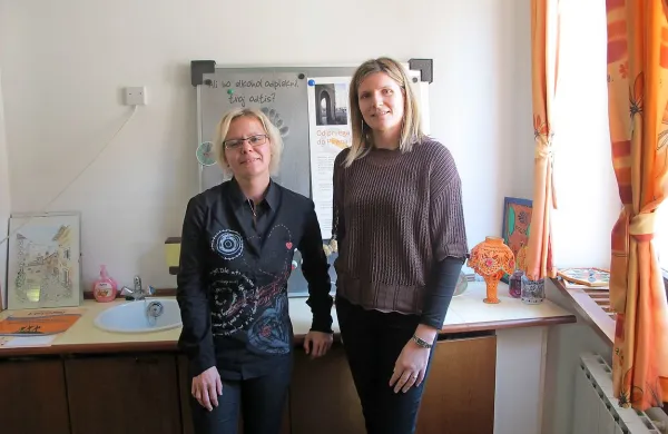 Maja Cuber in Helena Boštjančič Škrlj (z leve), strokovni delavki 
društva Projekt Človek, sta letos oblikovali posebno skupino za 
starše otrok mladostnikov. 