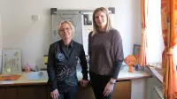 Maja Cuber in Helena Boštjančič Škrlj (z leve), strokovni delavki 
društva Projekt Človek, sta letos oblikovali posebno skupino za 
starše otrok mladostnikov. 