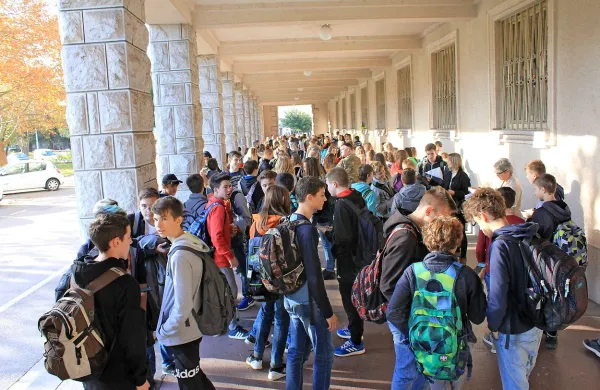 Promocije poklicev se je  udeležilo približno 220 devetošolcev.