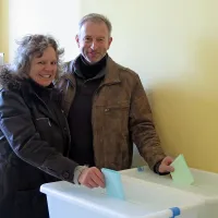 Komenski kandidat Erik Modic z ženo Britto Höschele