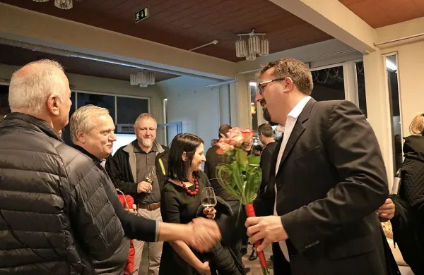 Tadej Beočanin (desno) je sinoči prejemal čestitke za zmago v 
prvem krogu. 