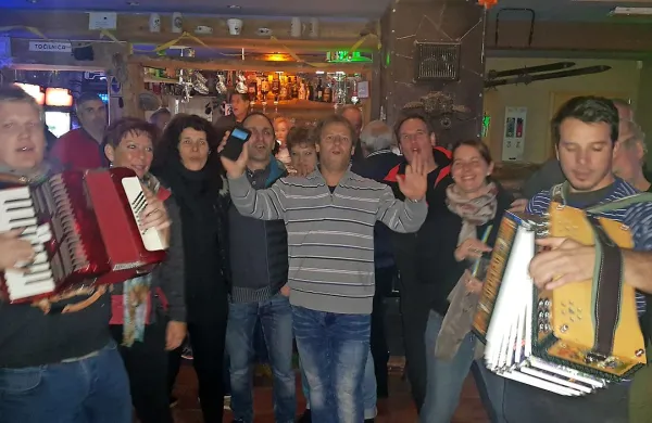 Valter Mlekuž je v krogu podpornikov zmago v prvem krogu 
proslavil ob zvokih harmonike. 