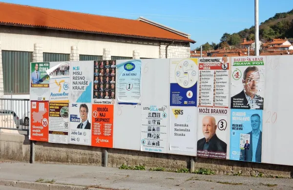 Največ obravnavnih zadev se nanaša na prijave glede objav na 
družabnih omrežjih, oglaševanje z vozili, polepljenimi z letaki, in 
deljenje gradiva v poštne nabiralnike. Fotografija je simbolična.