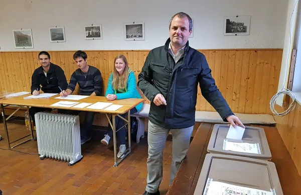 Uroš Brežan na volišču v Zatolminu. 
