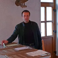 Tomaž Štenkler na volišču v Podbrdu. 