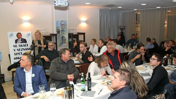 Štab Evgenija Komljanca (prvi z leve) v pričakovanju rezultatov.