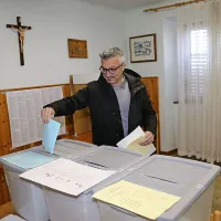 Sebastjan Komel je volil v Ravnici. 