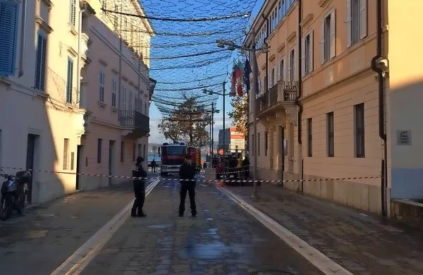 Po burnem volilnem večeru se je povolilni dan na sedežu koprske 
občine začel v družbi policistov in gasilcev.