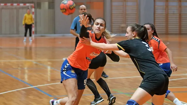 Koprske igralke (v oranžnih dresih) se na daljši prvoligaški premor 
odpravljajo po četrti zmagi.
