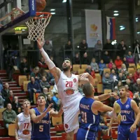 Domači center Luka Dimec (št.20) ob polaganju na koš, ob njem je 
igralec tekme in center Portoroža  Matija Radanavič (št. 31), ki je 
dosegel  kar 28 točk. 

