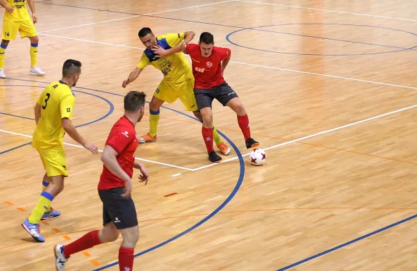 Odločilni gol za napredovanje Oplasta je dosegel Nejc Kovačič (z 
žogo).