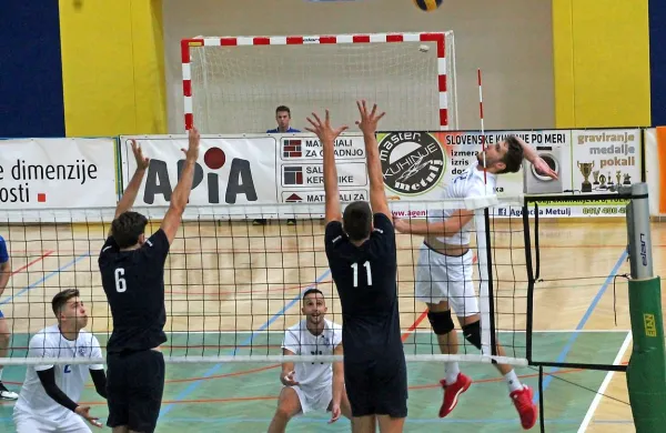 Salonitov Fran Peterlin je bil z 21 točkami najboljši igralec derbija 
s Calcitom.  