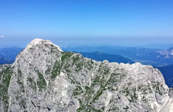 Planinec srednjih let se včeraj ni vrnil z izleta na Mangrt.