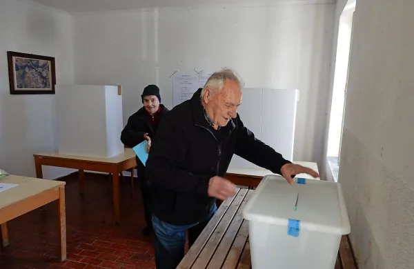Na volišču v  Dolenji vasi so v nedeljo dali veliko podporo svoji 
vaščanki, kandidatki za županjo Alenki Štrucl Dovgan, manj pa 
kandidatom za svetnike Edvinu Škamperletu, Diegu Loredanu, 
Mirku Višnjevcu in Barbari Zadravec.  