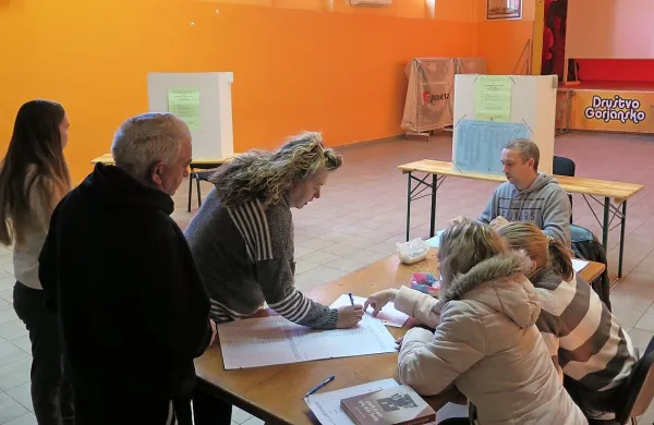 Udeležba na Komenskem je bila nad državnim povprečjem. Na 
volišču v Gorjanskem je bilo veliko volilcev tudi v popoldanskem 
času.