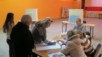 Udeležba na Komenskem je bila nad državnim povprečjem. Na 
volišču v Gorjanskem je bilo veliko volilcev tudi v popoldanskem 
času.