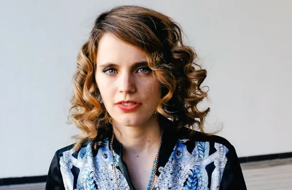 Anna Calvi pred njenim nastopom pred štirimi leti v Kinu Šiška
