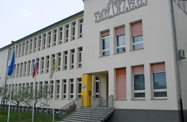 Številni poudarjajo, da je treba šoli priskrbeti novo telovadnico, Mužič trdi, da za to ni denarja. 