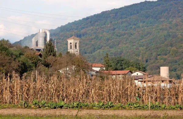 Vprašanje vpliva tovarne Salonit je nedvomno pripomoglo, da se je v občinski svet v Kanalu uvrstila 
tudi lista, ki izhaja iz društva Eko Anhovo. 