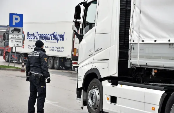 Policisti so stavko zaostrili tako, da temeljitejše pregledujejo 
tovorna vozila na mejnih prehodih.