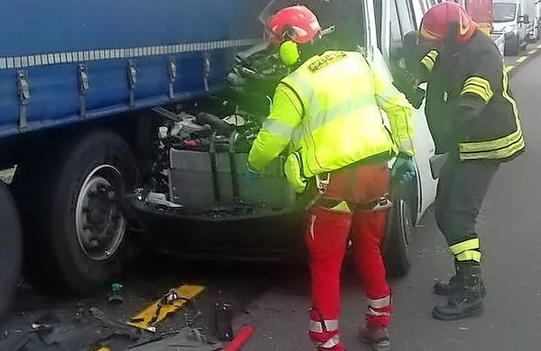 Nesreča, ki se je danes zgodila na avtocesti A4 med San Giorgiom 
in Latisano v smeri proti Benetkam, je terjala eno človeško 
življenje, ena oseba pa je bila poškodovana.