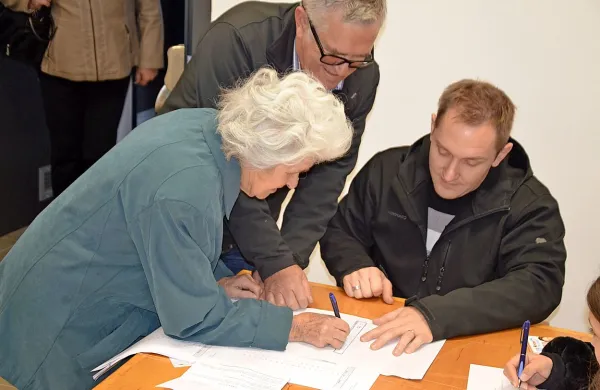 Volilci so nekoliko bolj navdušeno prihajali na volišča kot pred 
štirimi leti. Na fotografiji 96-letna Danica Faganeli ob oddaji glasu 
na volišču v Mirnu. 