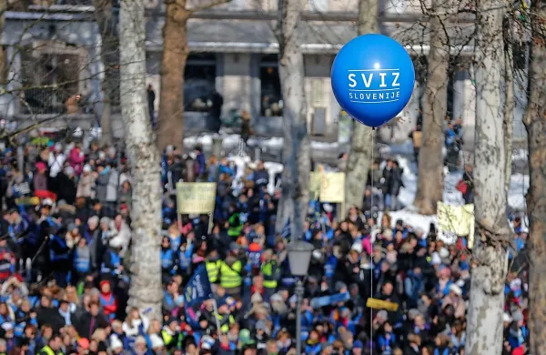  Šolski in dva zdravstvena sindikata so z vlado parafirali sporazume 
o razreševanju stavkovnih zahtev. Predvideni so  splošni dvigi plač 
za vse zaposlene, izboljšano vrednotenje posameznih delovnih 
mest in zvišanje nekaterih dodatkov.