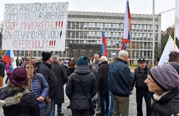 Pred državnim zborom tudi protesti proti dogovoru ZN o migracijah