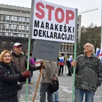 Pred državnim zborom tudi protesti proti dogovoru ZN o migracijah