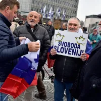 Pred državnim zborom tudi protesti proti dogovoru ZN o migracijah