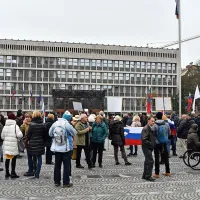 Pred državnim zborom tudi protesti proti dogovoru ZN o migracijah