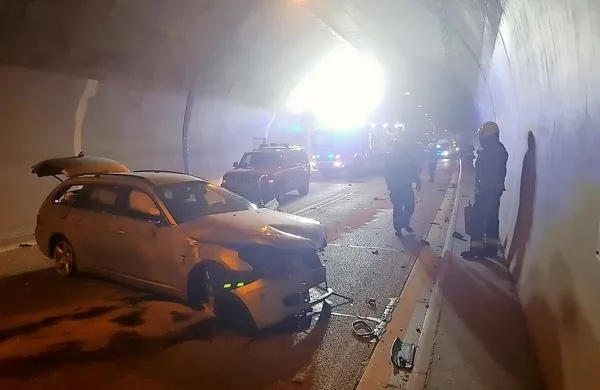 Nesreča zaprla predor, vozniki pozabili na re&scaron;evalni pas