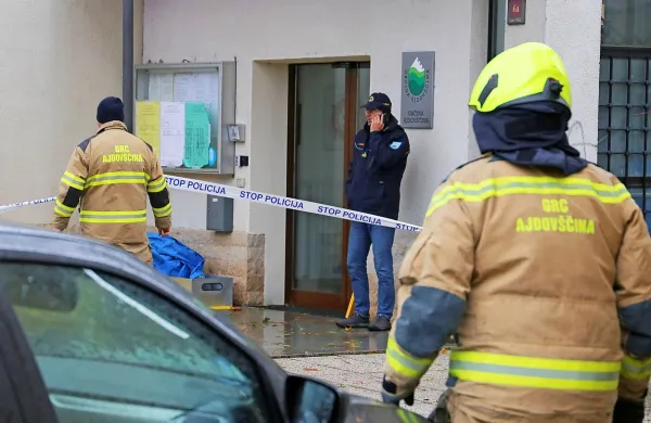 Zaradi sumljive pošiljke včeraj stavbo ajdovske občine ni smelo 
zapustiti 25 uslužbencev. Med njimi je bil tudi župan Tadej 
Beočanin. 