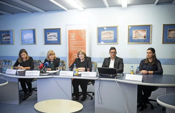 V Sloveniji na presaditev organa čaka približno 240 bolnikov, 
zaradi pomanjkanja darovalcev pa ga najverjetneje ne bodo 
dočakali vsi, opozarja zavod Slovenija Transplant.