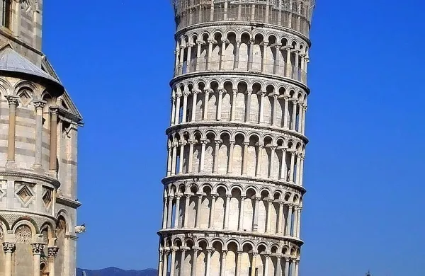 Znameniti poševni stolp v italijanski Pisi, ki je znan po svetu zaradi 
svojega nevarnega nagiba, se ravna.