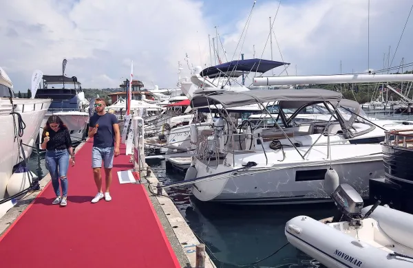 Internautica zapušča Portorož. V Marini Portorož  bodo  maja 
pripravili prenovljen sejem z imenom Nautica Marina Portorož, 
International boat, beauty and luxury show.