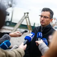 Premier Marjan Šarec je danes dejal, da ne vidi potrebe po 
referendumu o globalnem dogovoru ZN o migracijah, saj se mu 
referendumi o tovrstnih temah ne zdijo smiselni.