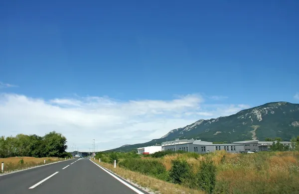 Z nakupom štirih zemljišč ob obvoznici bo ajdovska občina poskrbela za širitev obrtne cone Mirce in nova delovna mesta.