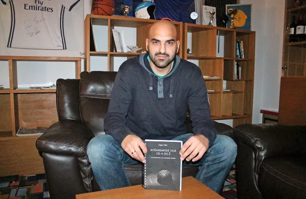 Dejan Čikić s svojo knjigo, ki jo želi prihodnje leto izdati še v 
angleškem jeziku.