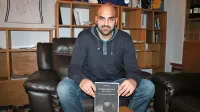 Dejan Čikić s svojo knjigo, ki jo želi prihodnje leto izdati še v 
angleškem jeziku.