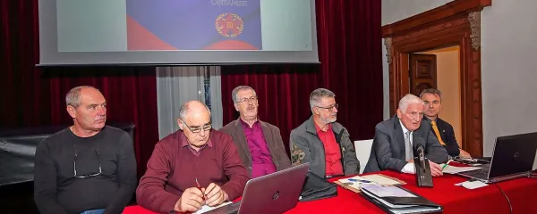 Poglede na rojstvo in razvoj Teritorialne obrambe so strnili (z 
leve): Elvin Marsič, Drago Božac, Darko Andrejašič, Danijel Božič, 
Franc Anderlič in Bojan Starc.